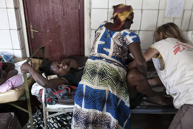 An MSF midwife delivers a baby at a small referral health center in rural Democratic Republic of Congo. Photo by Yasuyoshi Chiba/Duckrabbit