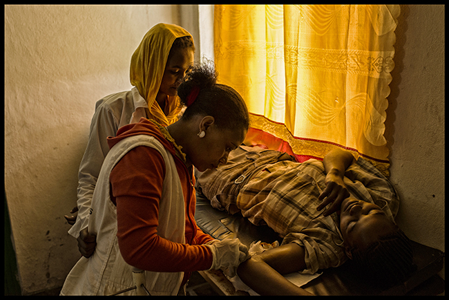 A mother receives care from MSF mother-and-child outreach staff in the Sidama Zone of Southern Nations, Nationalities and People’s Region of Ethiopia. Photo by Matthias Steinbach