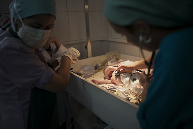 In Kabul, Afghanistan, midwives check the health of a newborn baby at the Ahmed Shah Baba Hospital. Photo by Andrea Bruce/Noor Images