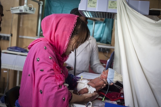 MSF doctor Wong Poh Fei provides treatment to a newborn in Afghanistan. Photo by Sandra Calligaro